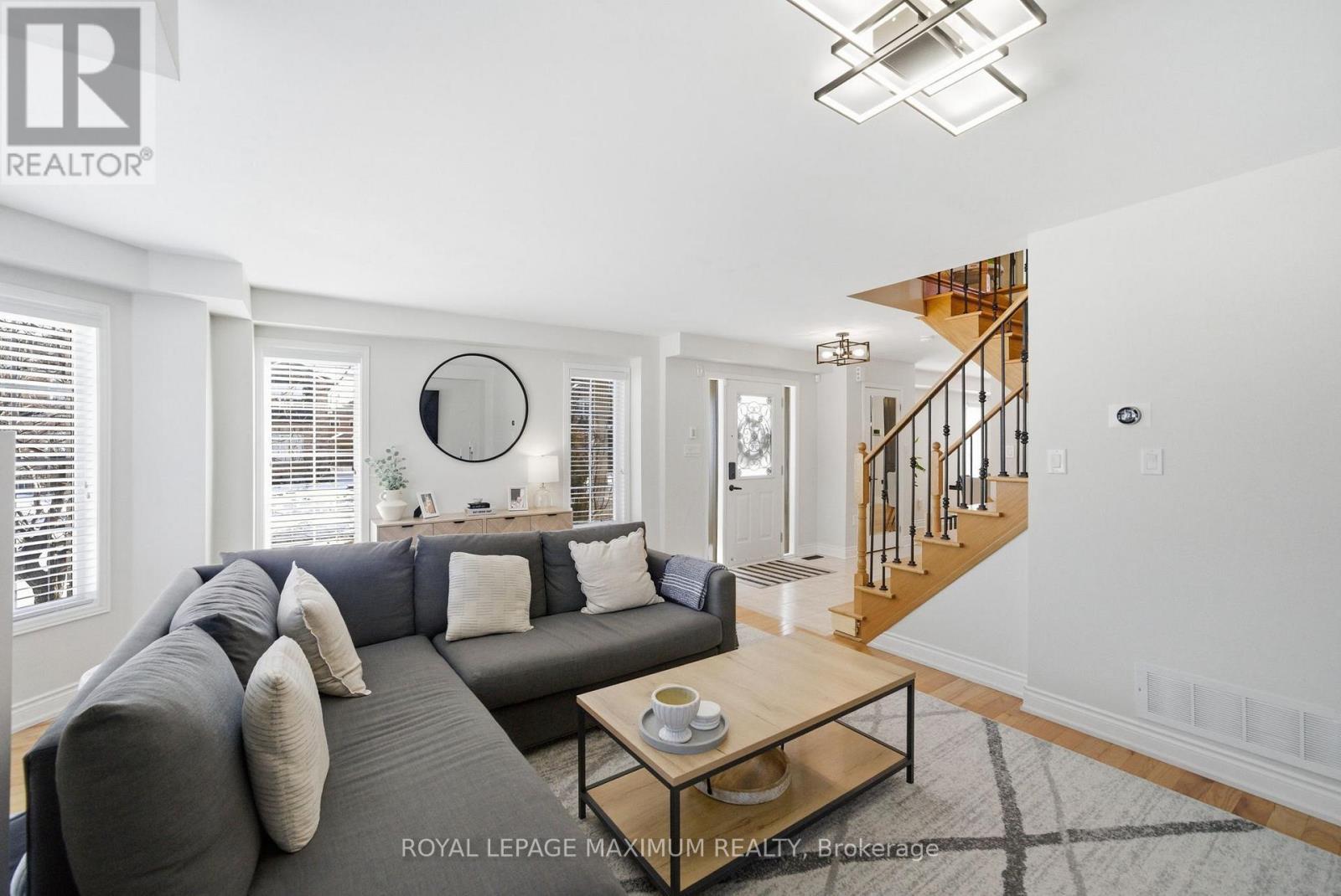 2 Castle Park Boulevard, Vaughan, ON - Indoor Photo Showing Living Room