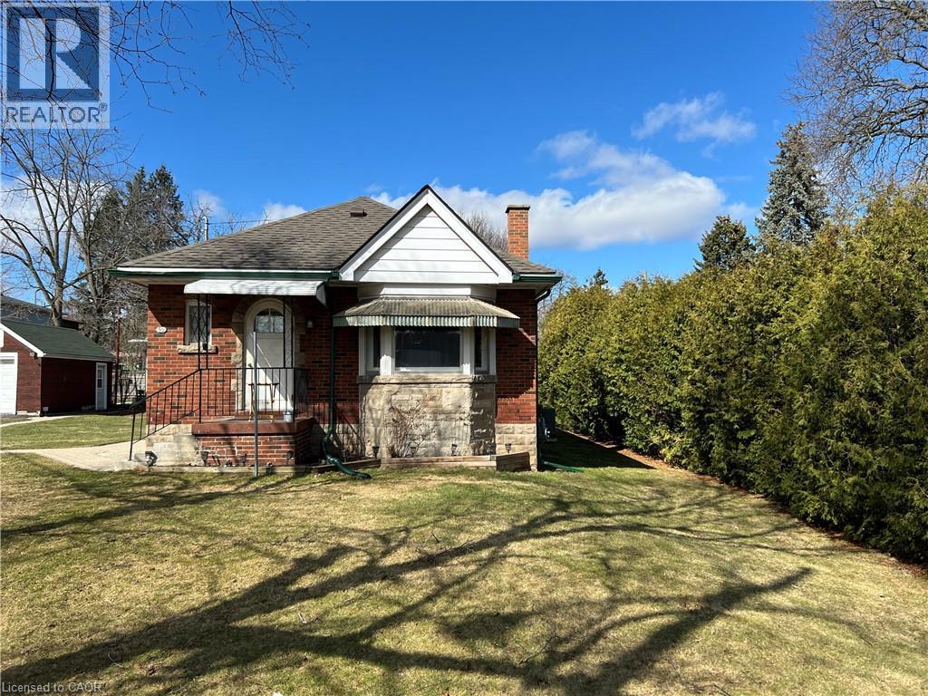 Bungalow-style house a front lawn, privacy hedge - 90 Osler Drive, Dundas, ON - Outdoor