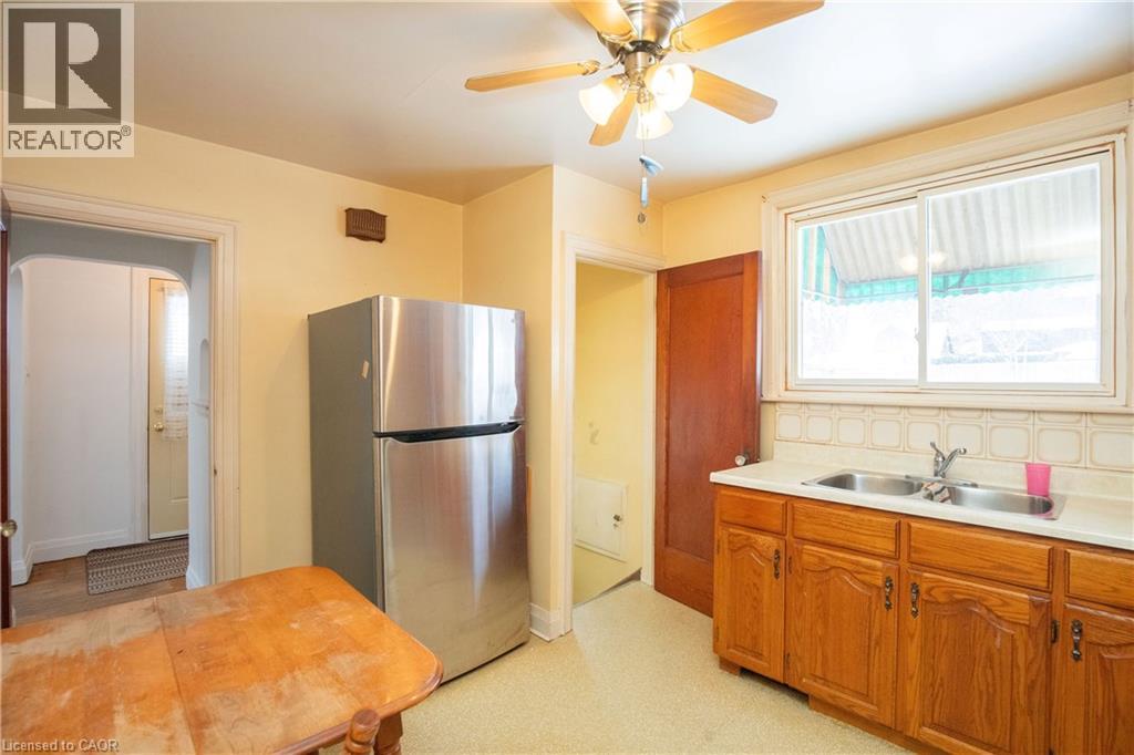 Eat in kitchen - 90 Osler Drive, Dundas, ON - Indoor Photo Showing Kitchen With Double Sink