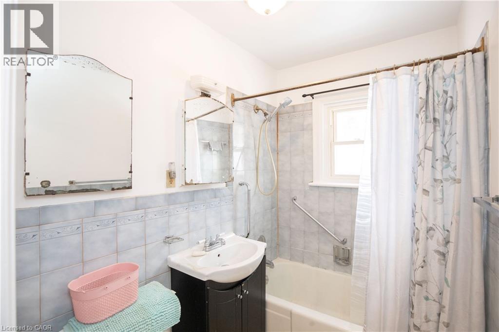 90 Osler Drive, Dundas, ON - Indoor Photo Showing Bathroom