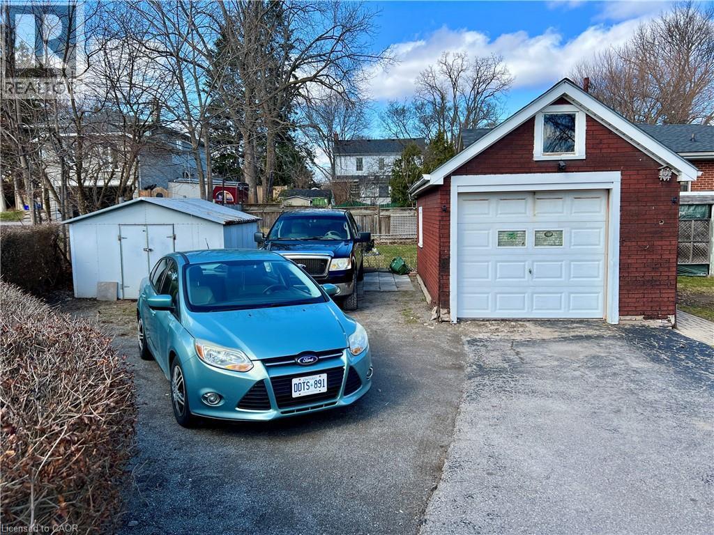 Garage with asphalt driveway - 90 Osler Drive, Dundas, ON - Outdoor
