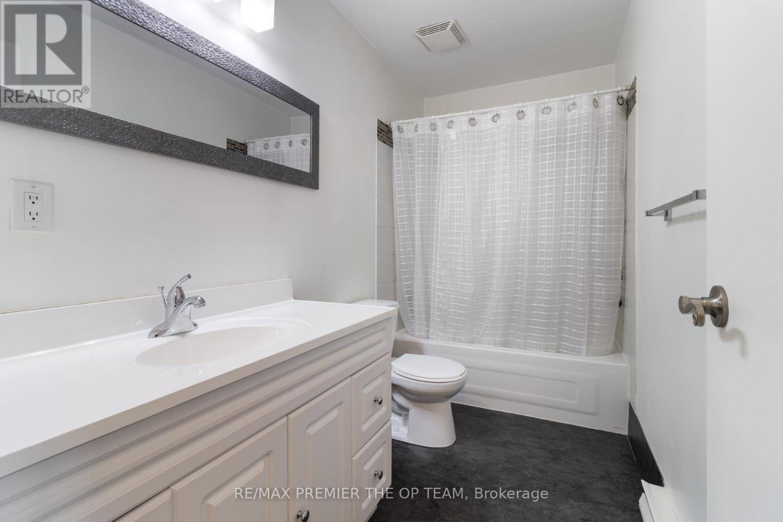 37 - 1016 Falgarwood Drive, Oakville, ON - Indoor Photo Showing Bathroom