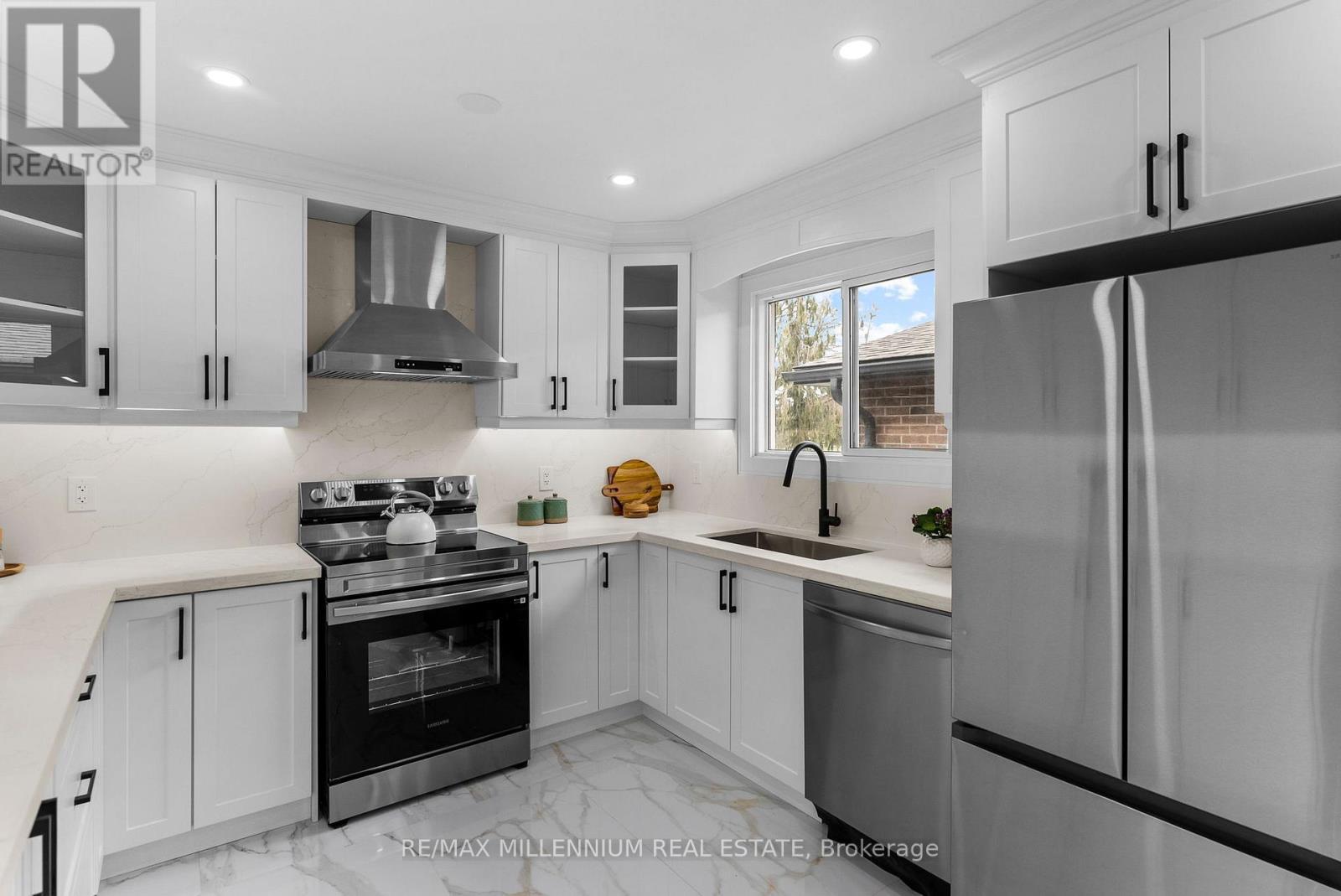 2437 Chilsworthy Avenue, Mississauga, ON - Indoor Photo Showing Kitchen With Stainless Steel Kitchen