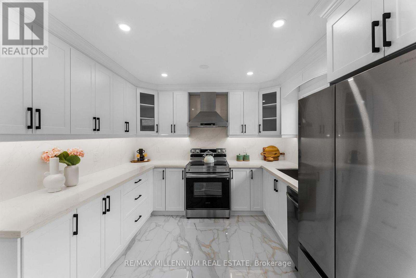 2437 Chilsworthy Avenue, Mississauga, ON - Indoor Photo Showing Kitchen With Upgraded Kitchen