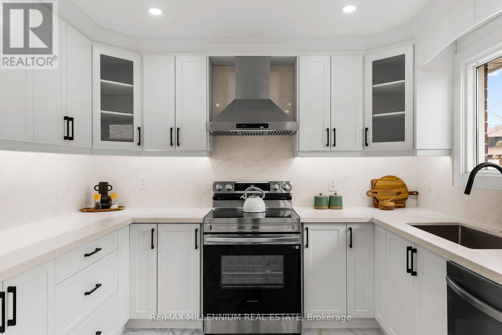 2437 Chilsworthy Avenue, Mississauga, ON - Indoor Photo Showing Kitchen