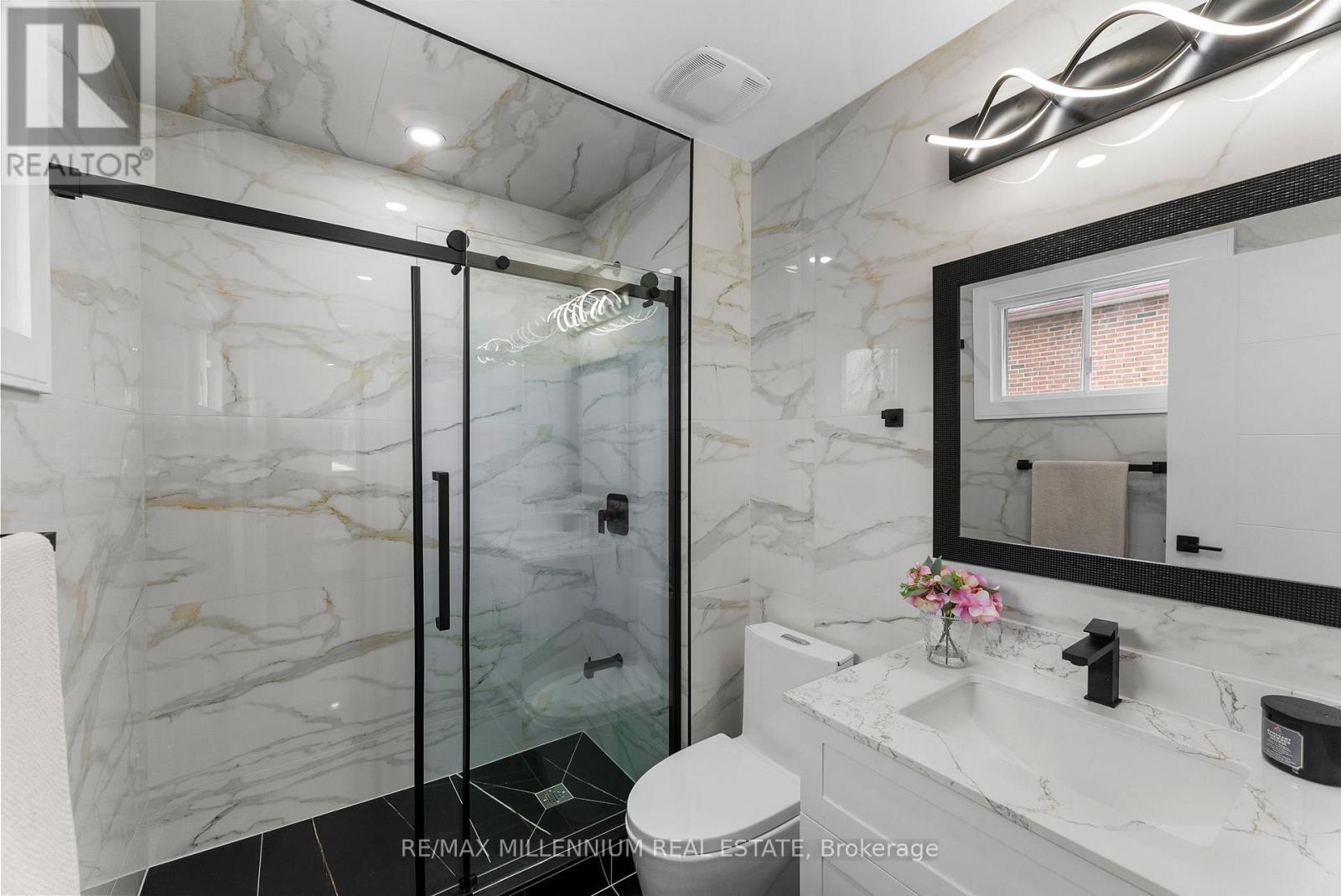 2437 Chilsworthy Avenue, Mississauga, ON - Indoor Photo Showing Bathroom