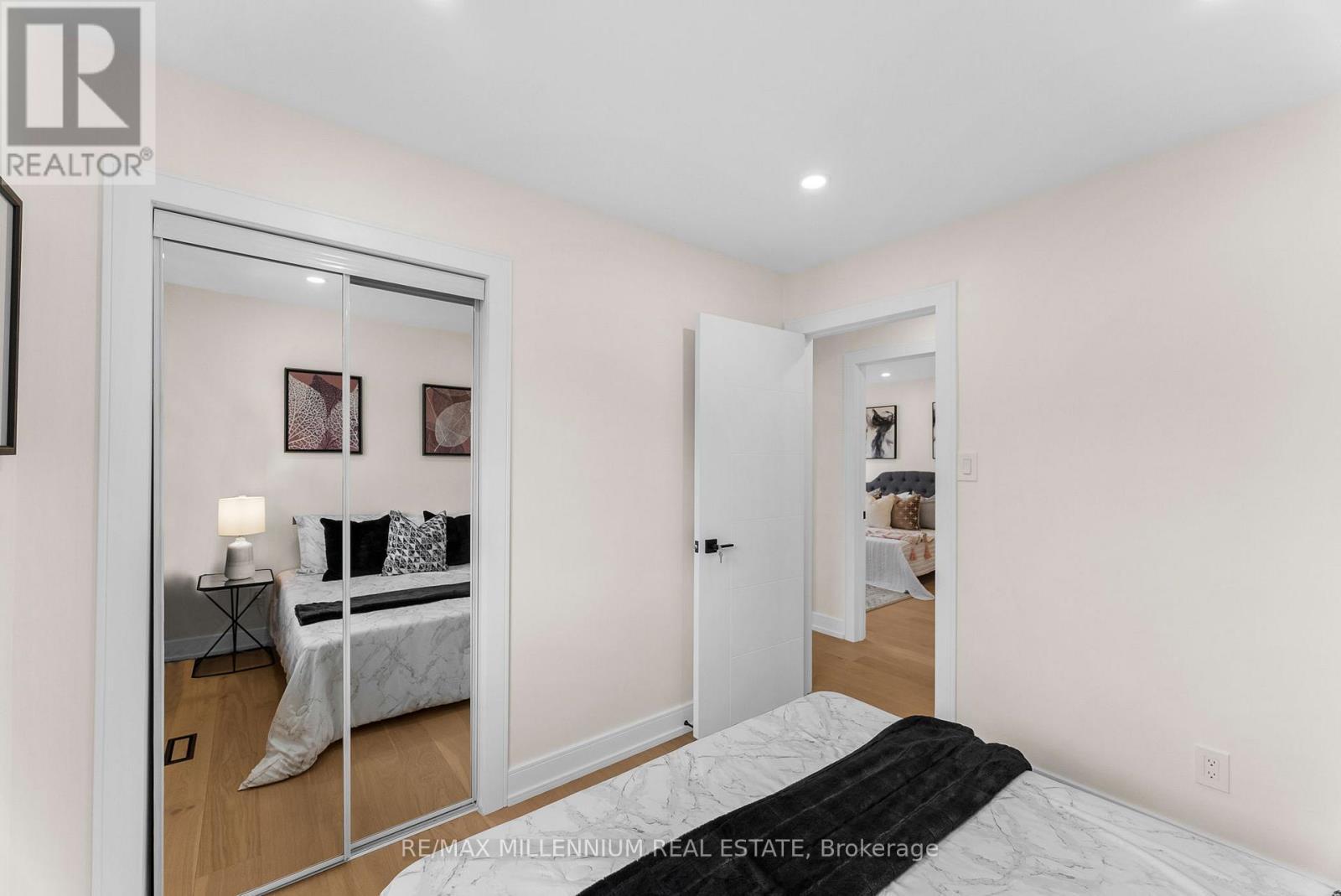 2437 Chilsworthy Avenue, Mississauga, ON - Indoor Photo Showing Bedroom