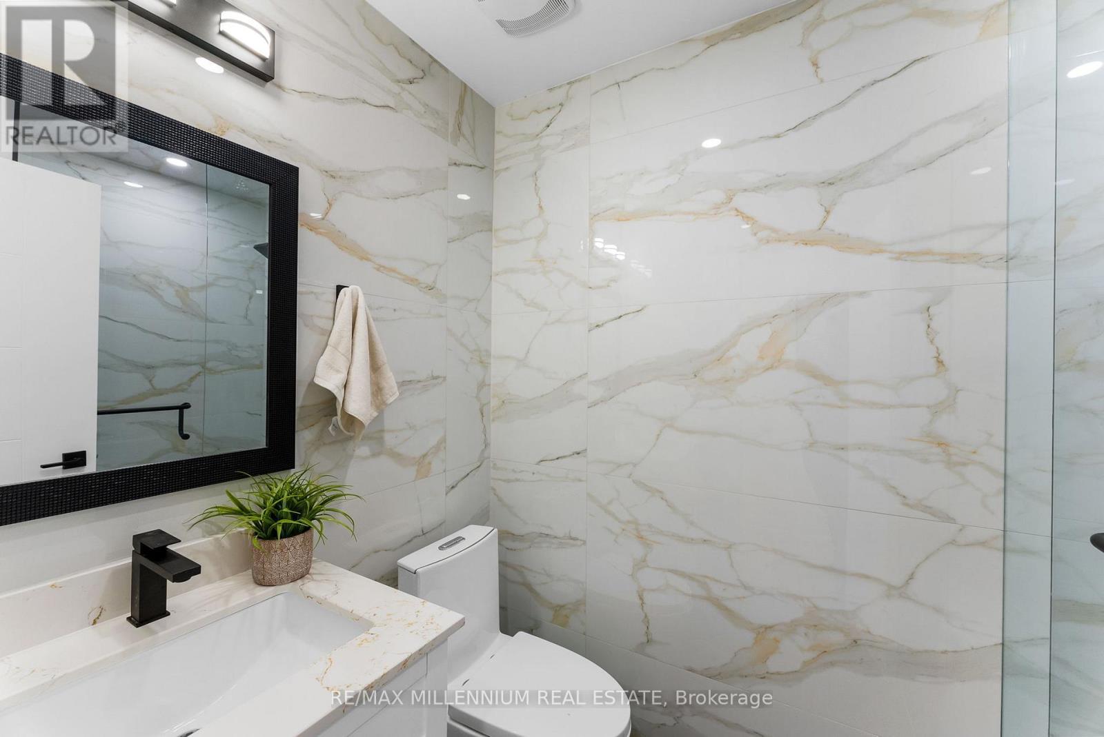 2437 Chilsworthy Avenue, Mississauga, ON - Indoor Photo Showing Bathroom