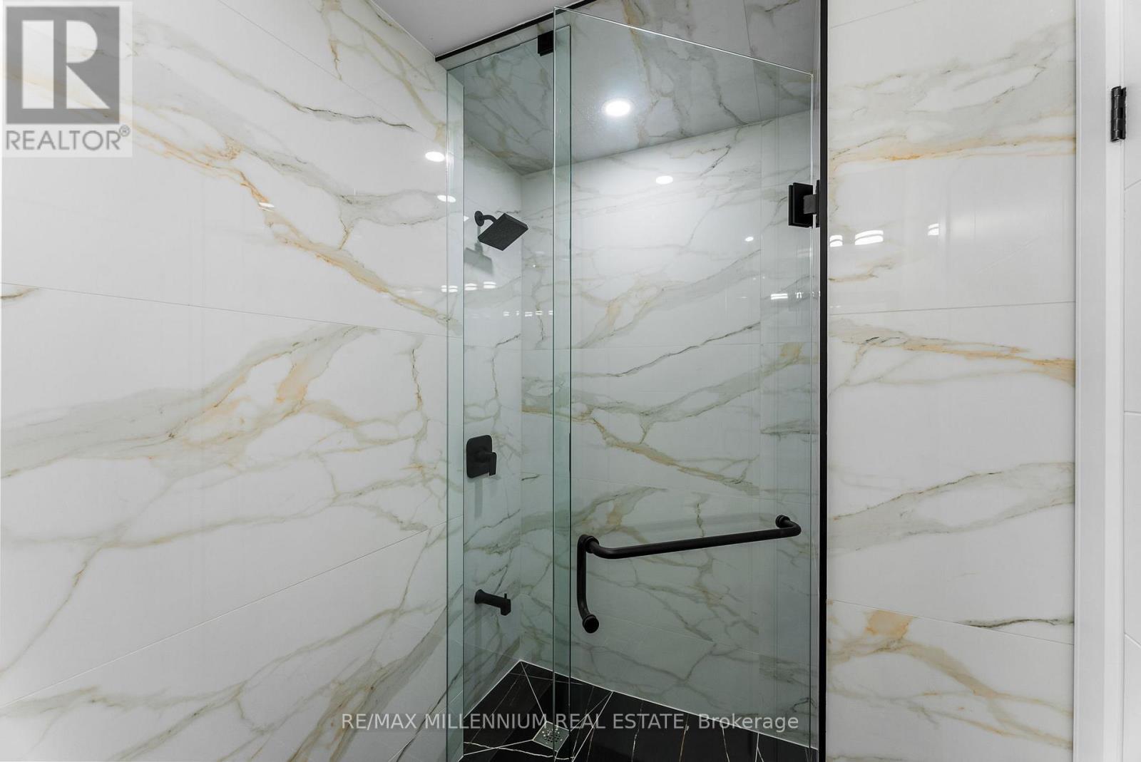 2437 Chilsworthy Avenue, Mississauga, ON - Indoor Photo Showing Bathroom