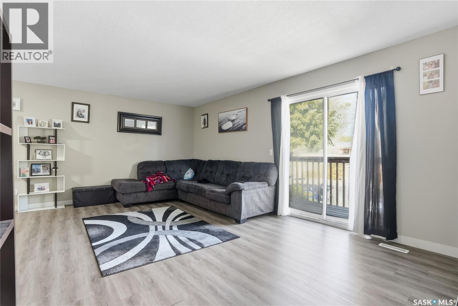 119 - 121 Olmstead Road, Saskatoon, SK - Indoor Photo Showing Living Room