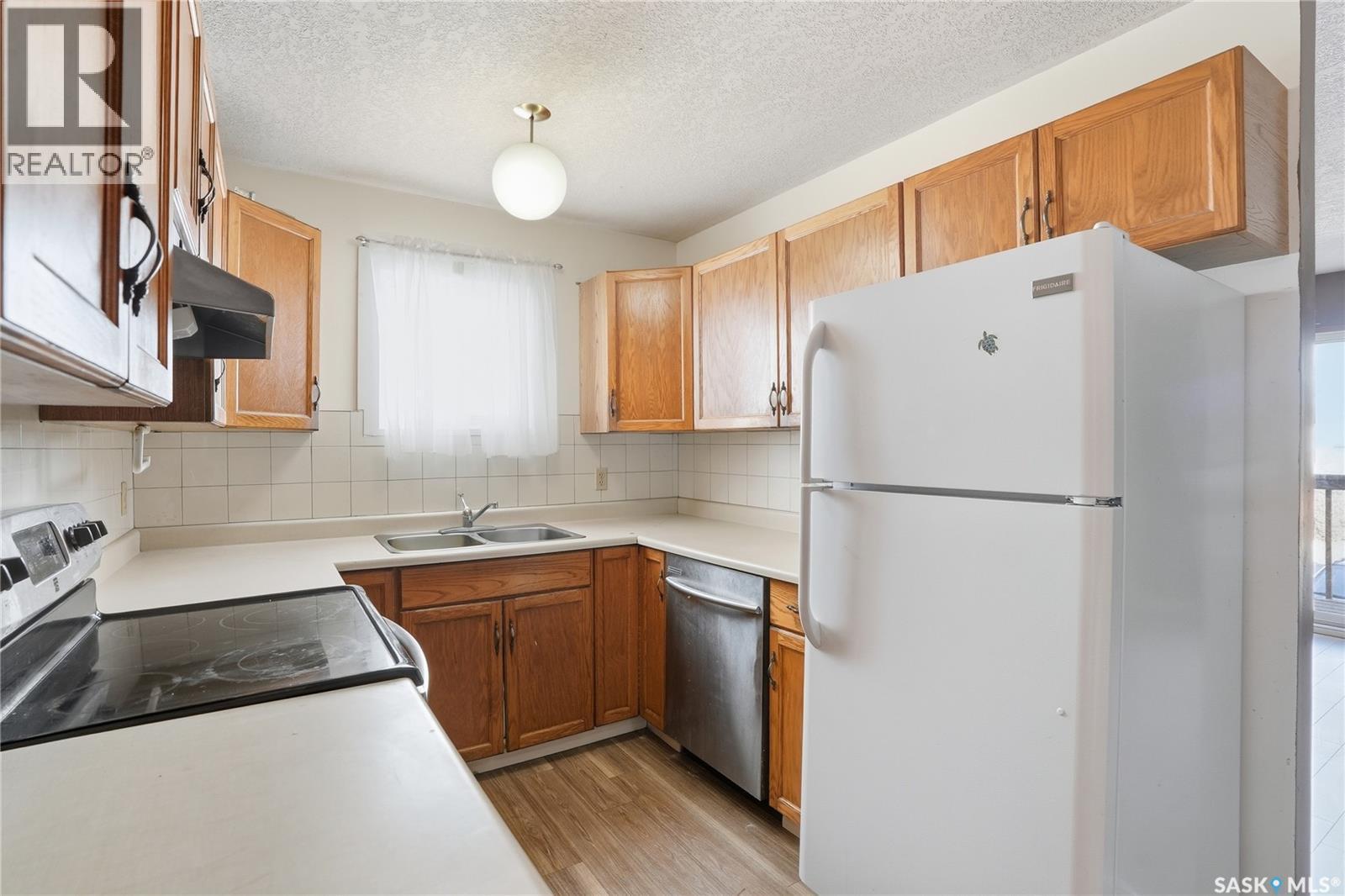 119 - 121 Olmstead Road, Saskatoon, SK - Indoor Photo Showing Kitchen With Double Sink