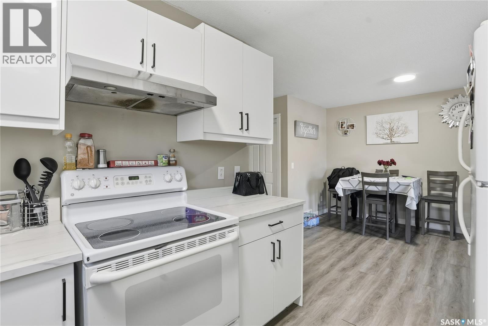 119 - 121 Olmstead Road, Saskatoon, SK - Indoor Photo Showing Kitchen