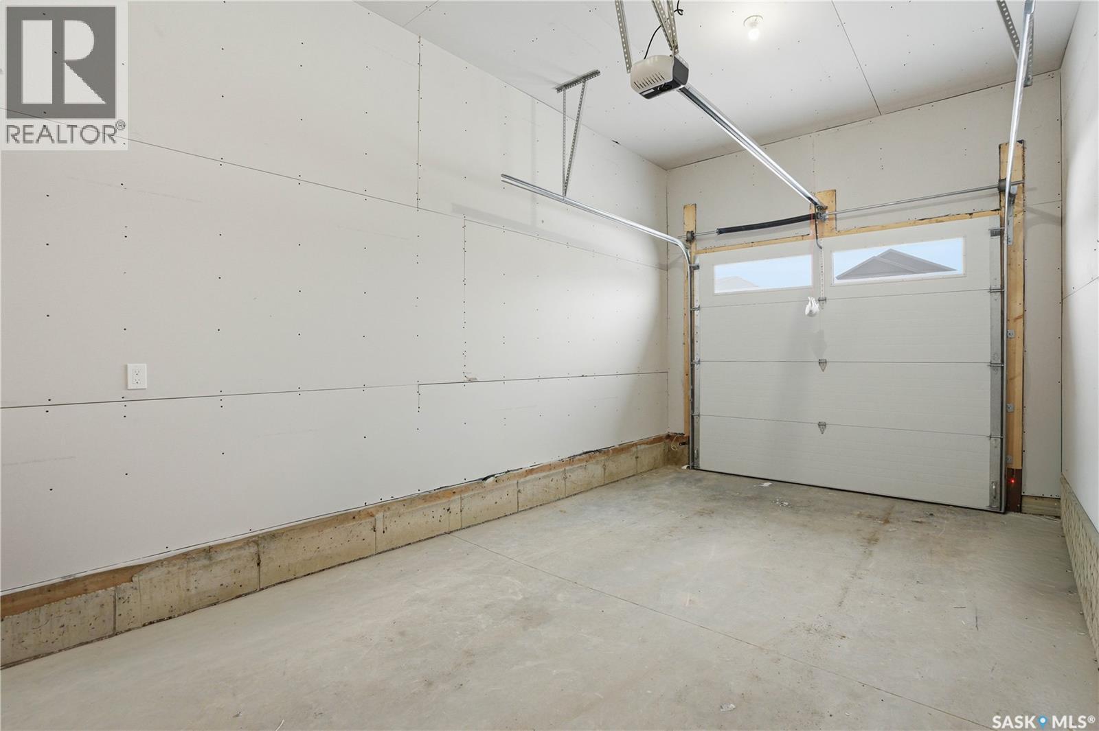 527 Sharma Crescent, Saskatoon, SK - Indoor Photo Showing Garage
