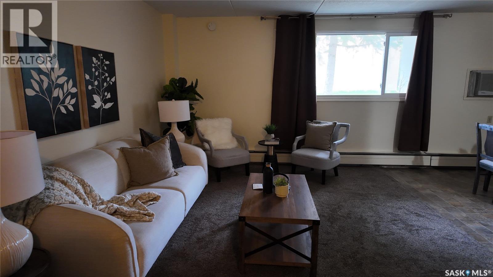 12 51 Centennial Street, Regina, SK - Indoor Photo Showing Living Room