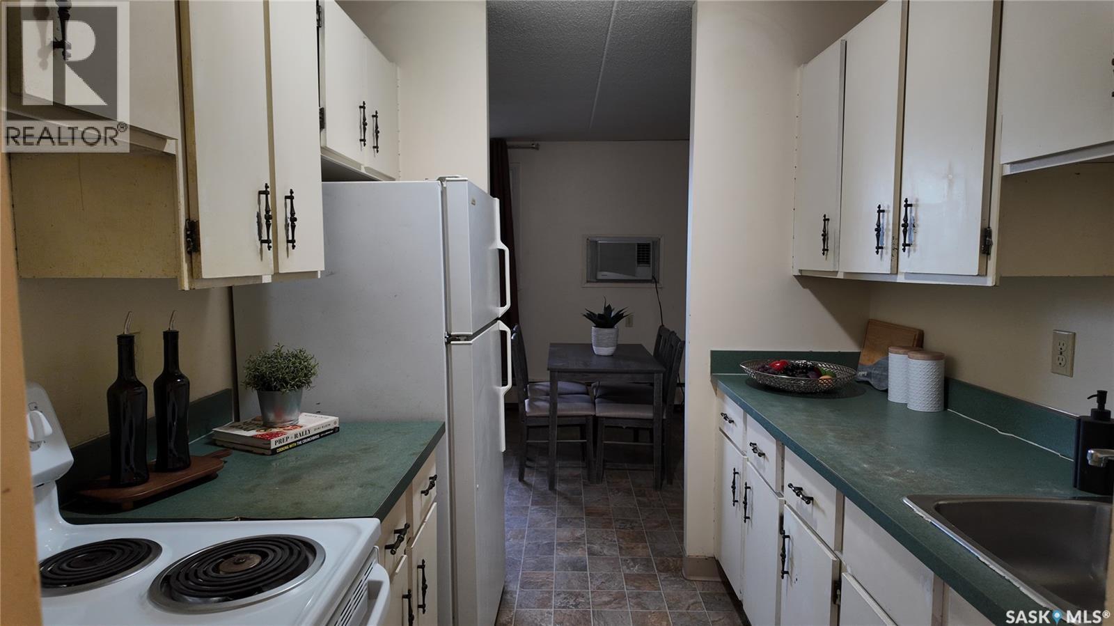 12 51 Centennial Street, Regina, SK - Indoor Photo Showing Kitchen