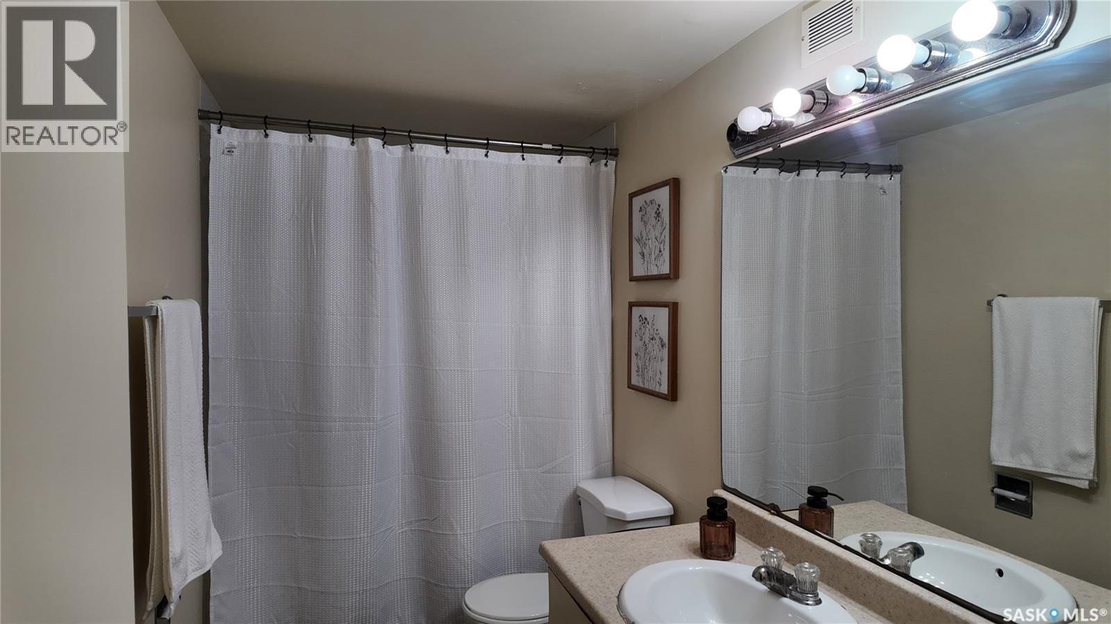12 51 Centennial Street, Regina, SK - Indoor Photo Showing Bathroom