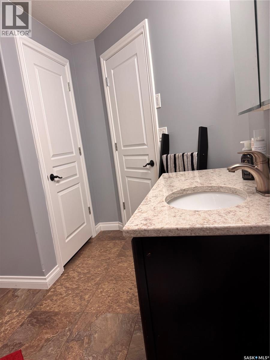 1916 Jesse Bay, Estevan, SK - Indoor Photo Showing Other Room