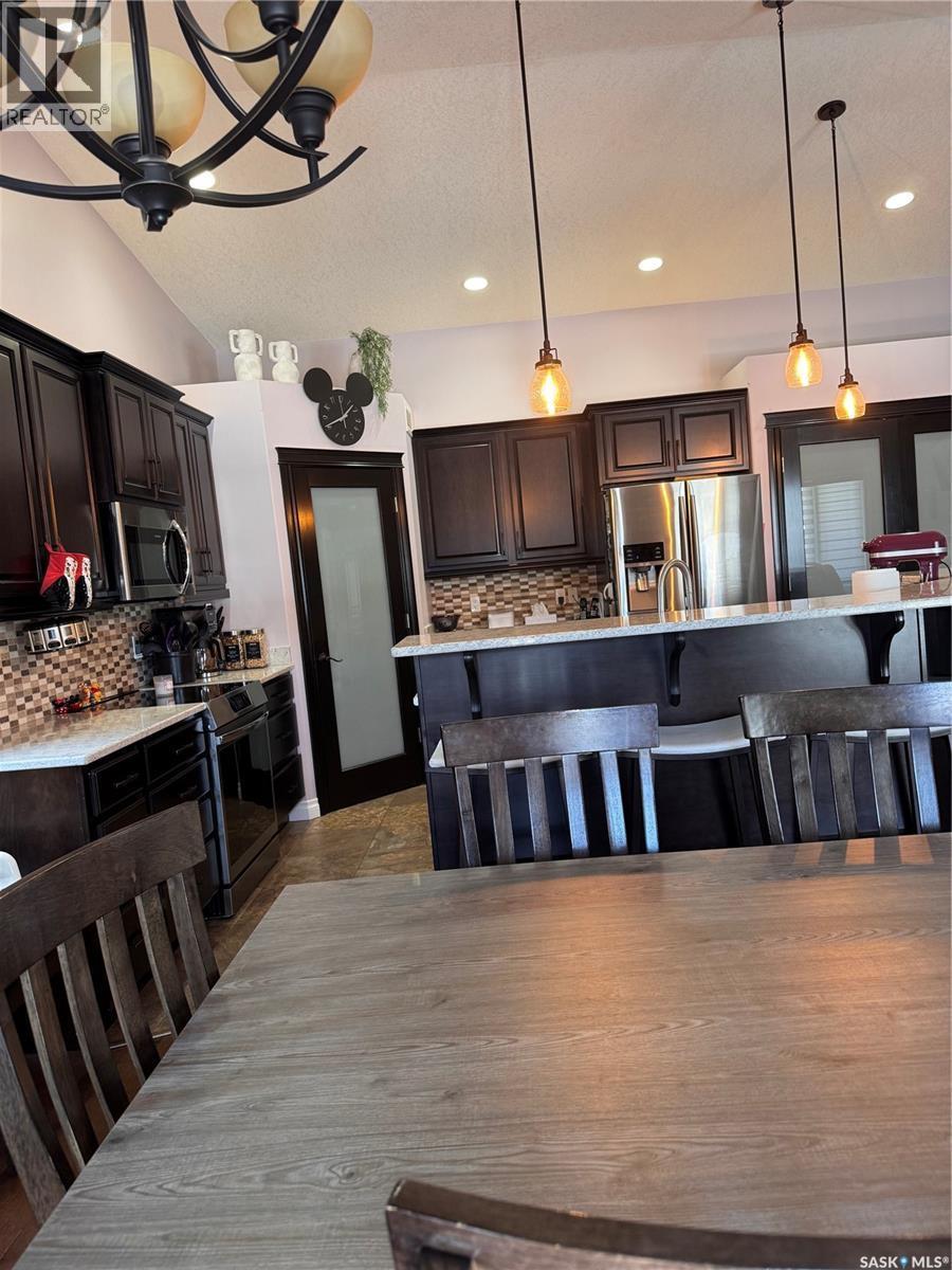 1916 Jesse Bay, Estevan, SK - Indoor