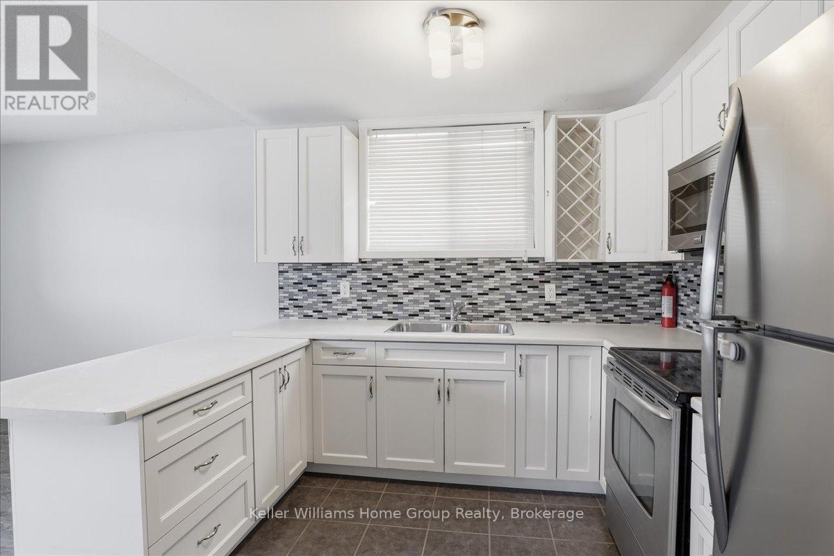 118 Chandler Drive, Kitchener, ON - Indoor Photo Showing Kitchen With Double Sink With Upgraded Kitchen