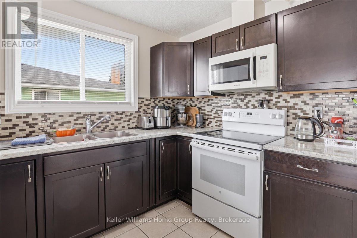 118 Chandler Drive, Kitchener, ON - Indoor Photo Showing Kitchen With Double Sink