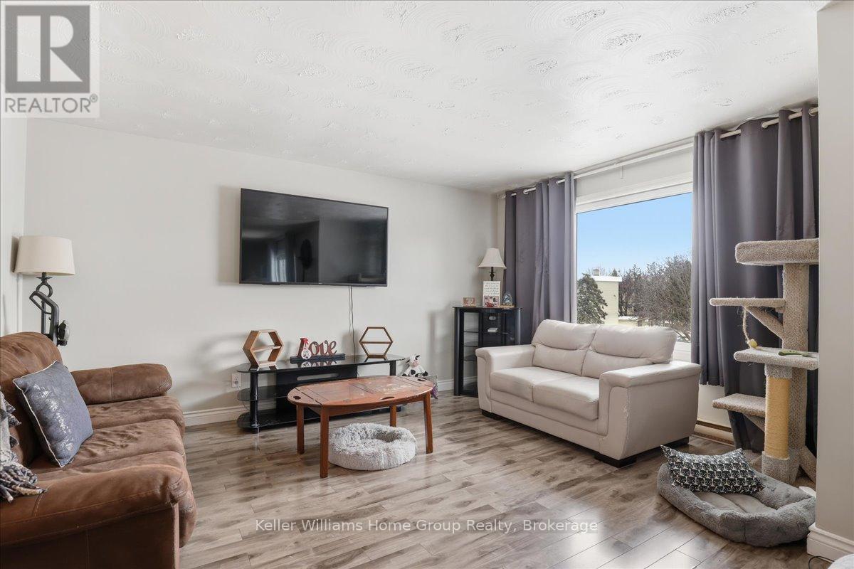 118 Chandler Drive, Kitchener, ON - Indoor Photo Showing Living Room