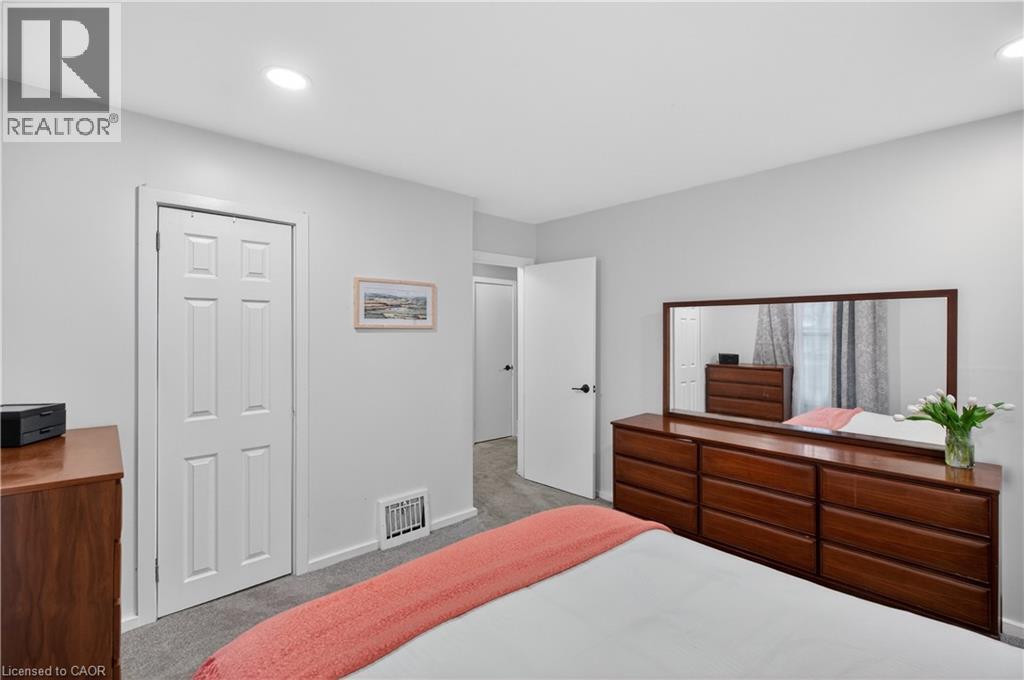 486 East 38Th Street, Hamilton, ON - Indoor Photo Showing Bedroom