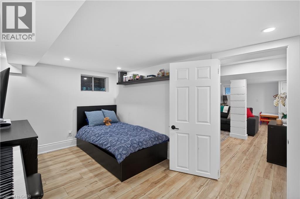 486 East 38Th Street, Hamilton, ON - Indoor Photo Showing Bedroom