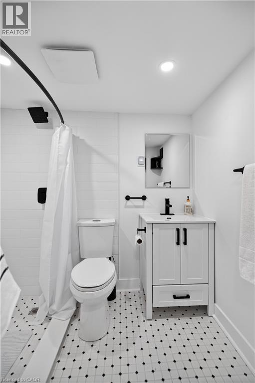 486 East 38Th Street, Hamilton, ON - Indoor Photo Showing Bathroom