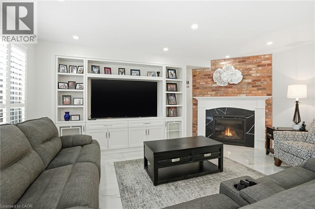 3192 Colebrook Court, Mississauga, ON - Indoor Photo Showing Living Room With Fireplace