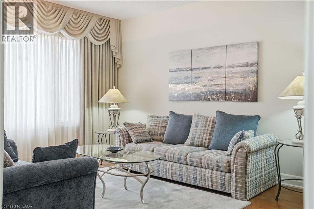 3192 Colebrook Court, Mississauga, ON - Indoor Photo Showing Living Room
