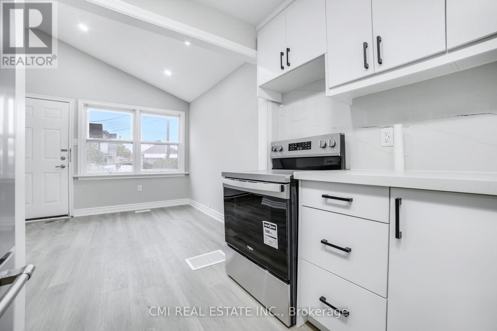 86 Adair Avenue S, Hamilton, ON - Indoor Photo Showing Kitchen