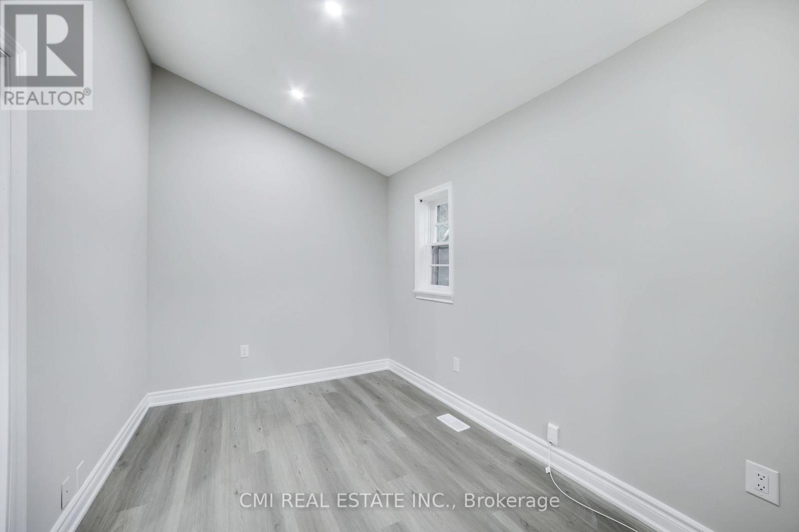 86 Adair Avenue S, Hamilton, ON - Indoor Photo Showing Other Room
