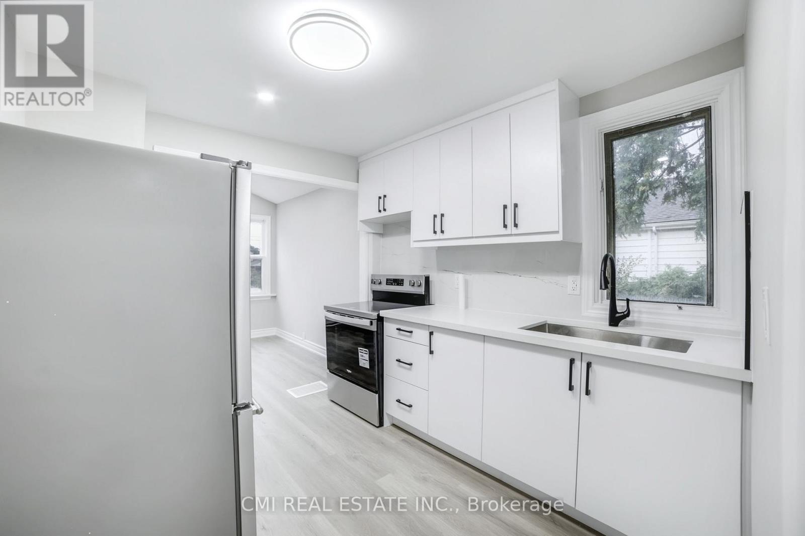 86 Adair Avenue S, Hamilton, ON - Indoor Photo Showing Kitchen