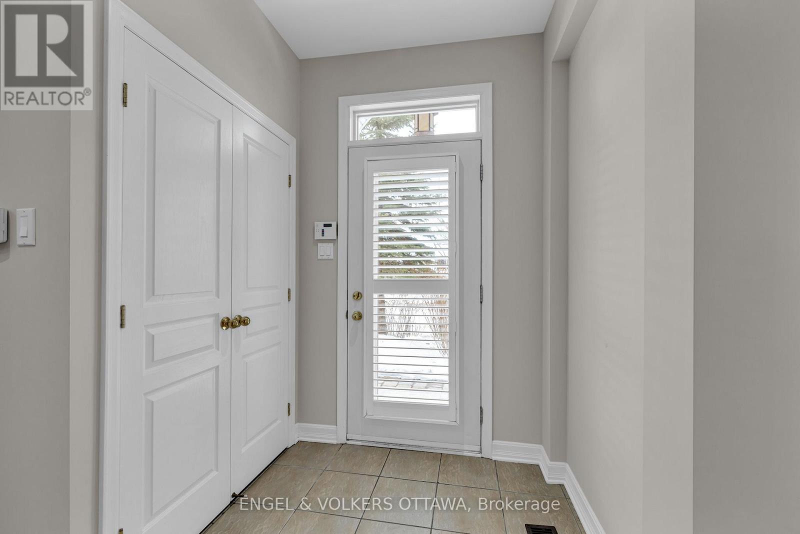 145 Manorhill Private, Ottawa, ON - Indoor Photo Showing Other Room