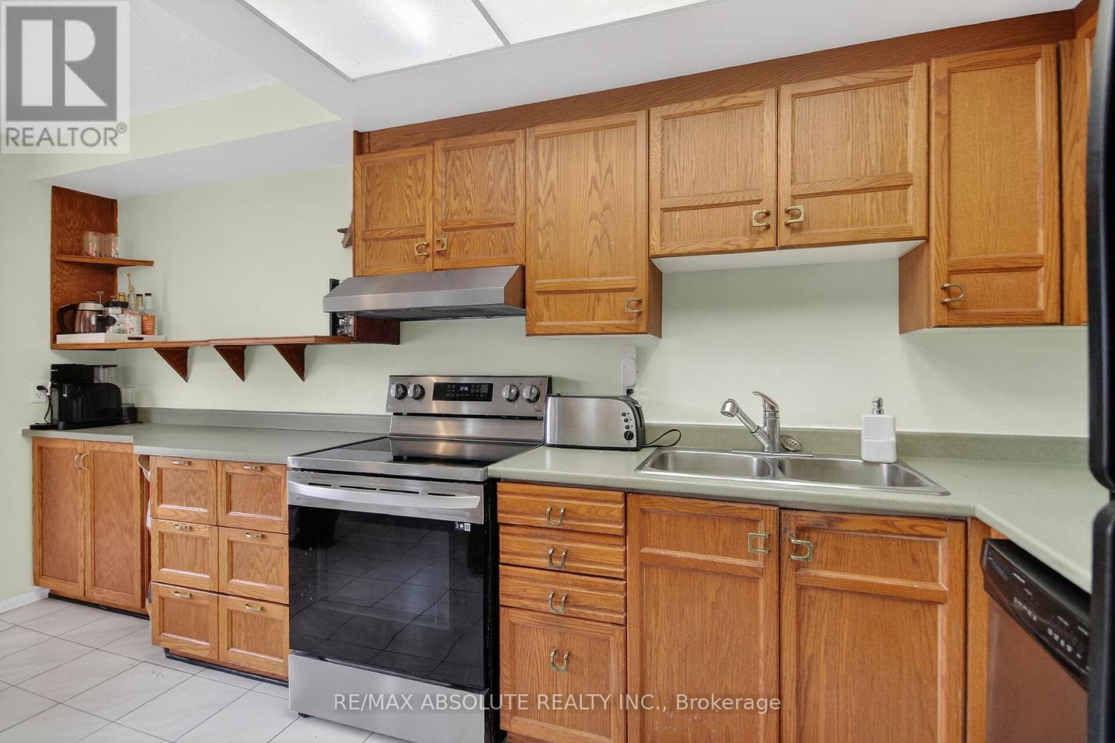 231 Harriot Private, Ottawa, ON - Indoor Photo Showing Kitchen With Double Sink