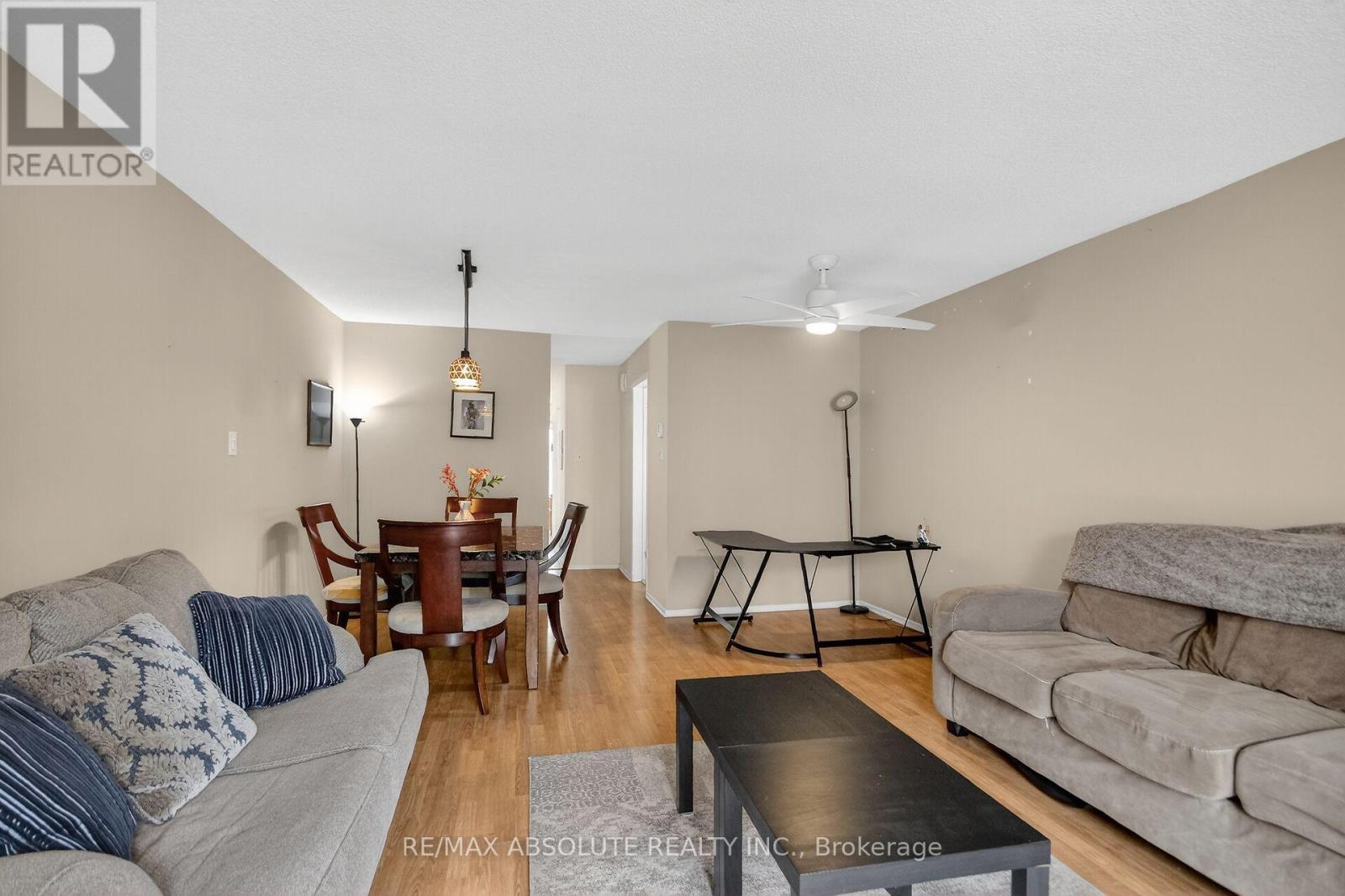 231 Harriot Private, Ottawa, ON - Indoor Photo Showing Living Room