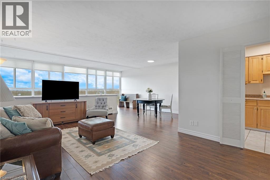 24 Midland Drive Unit# 708, Kitchener, ON - Indoor Photo Showing Living Room