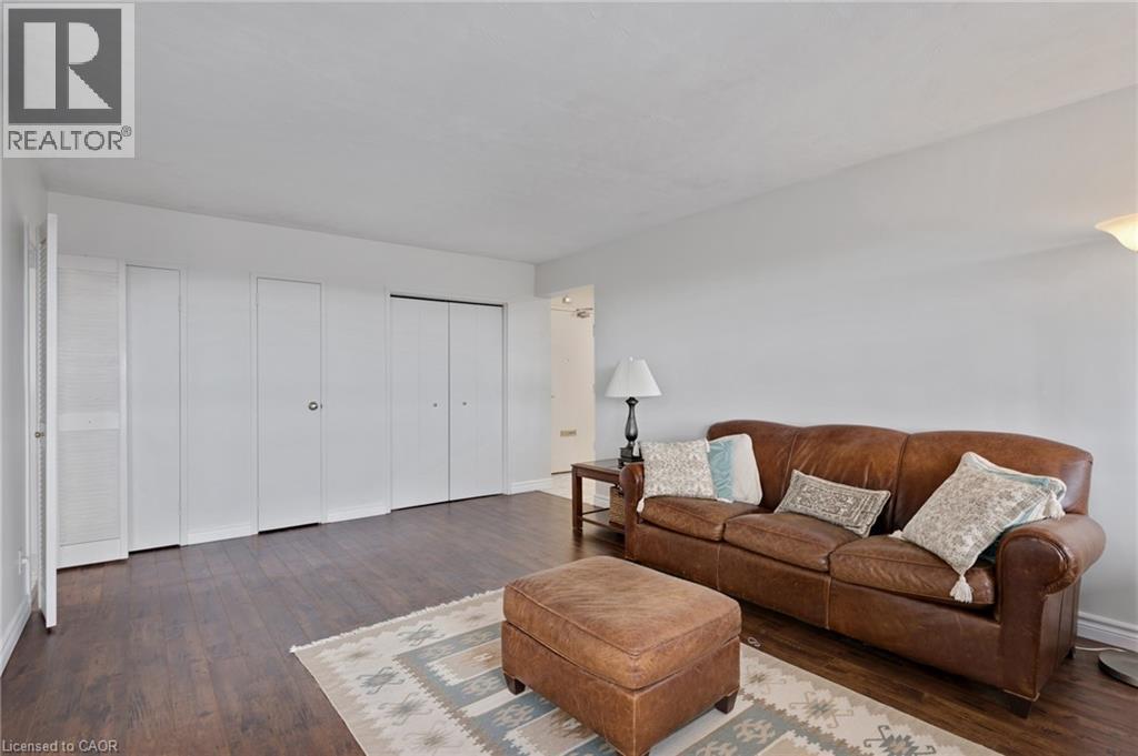 24 Midland Drive Unit# 708, Kitchener, ON - Indoor Photo Showing Living Room