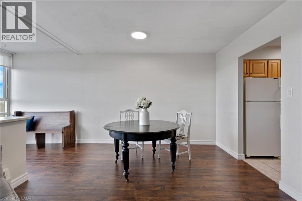 24 Midland Drive Unit# 708, Kitchener, ON - Indoor Photo Showing Dining Room