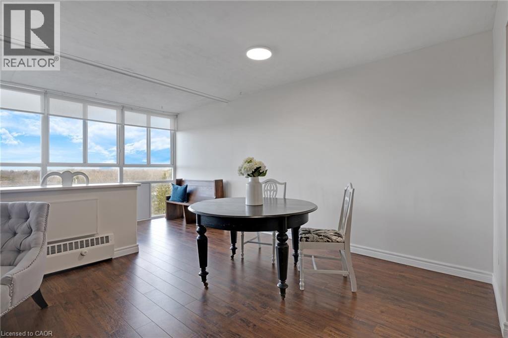 24 Midland Drive Unit# 708, Kitchener, ON - Indoor Photo Showing Dining Room