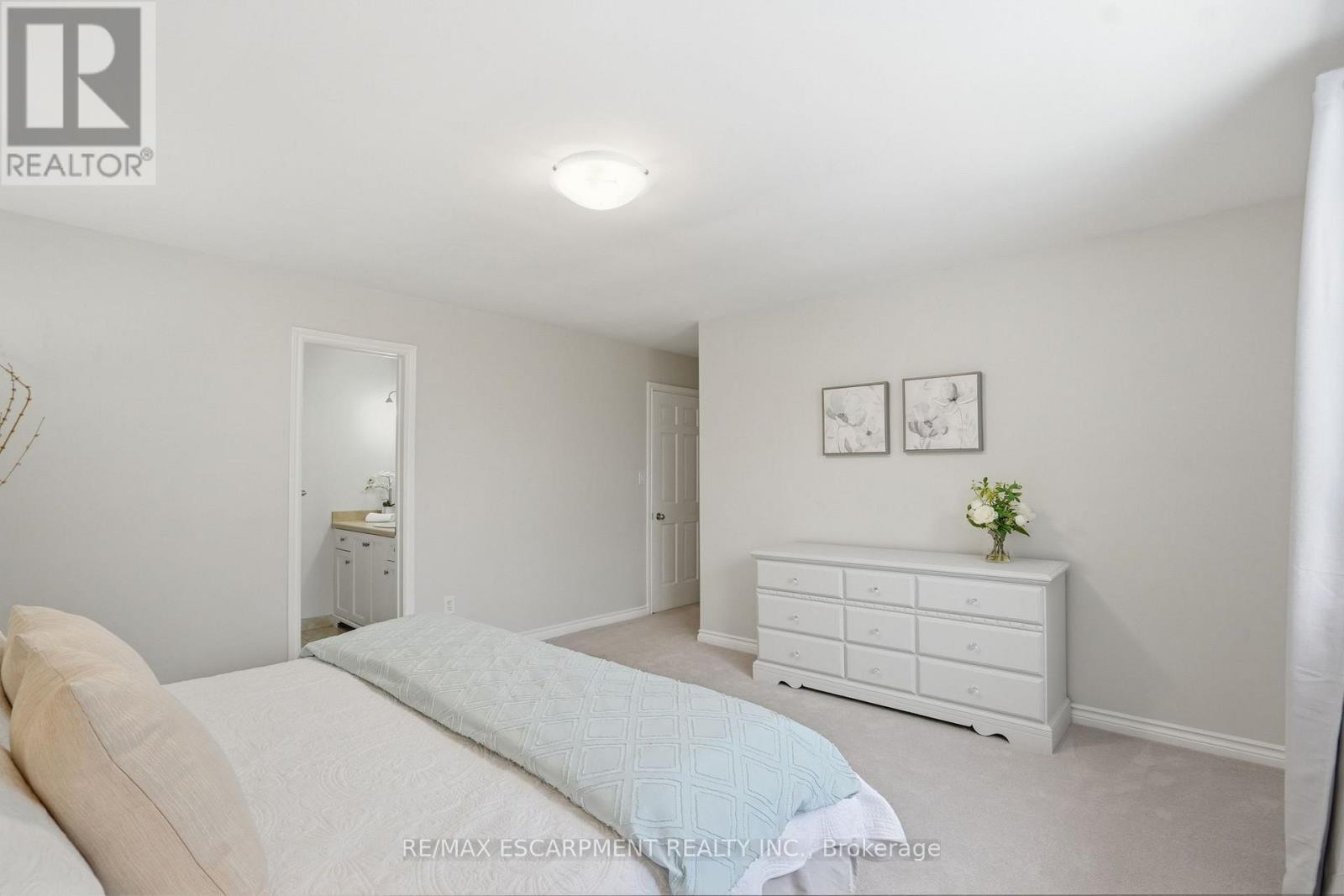 1995 Kerns Road, Burlington, ON - Indoor Photo Showing Bedroom
