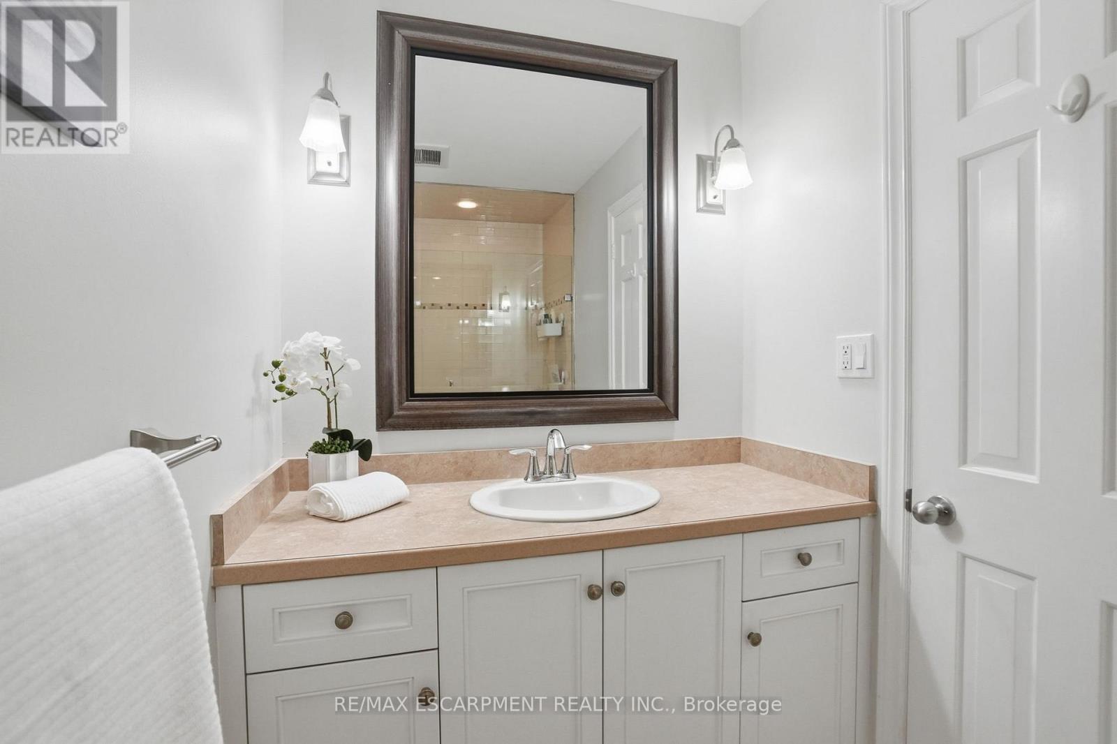 1995 Kerns Road, Burlington, ON - Indoor Photo Showing Bathroom