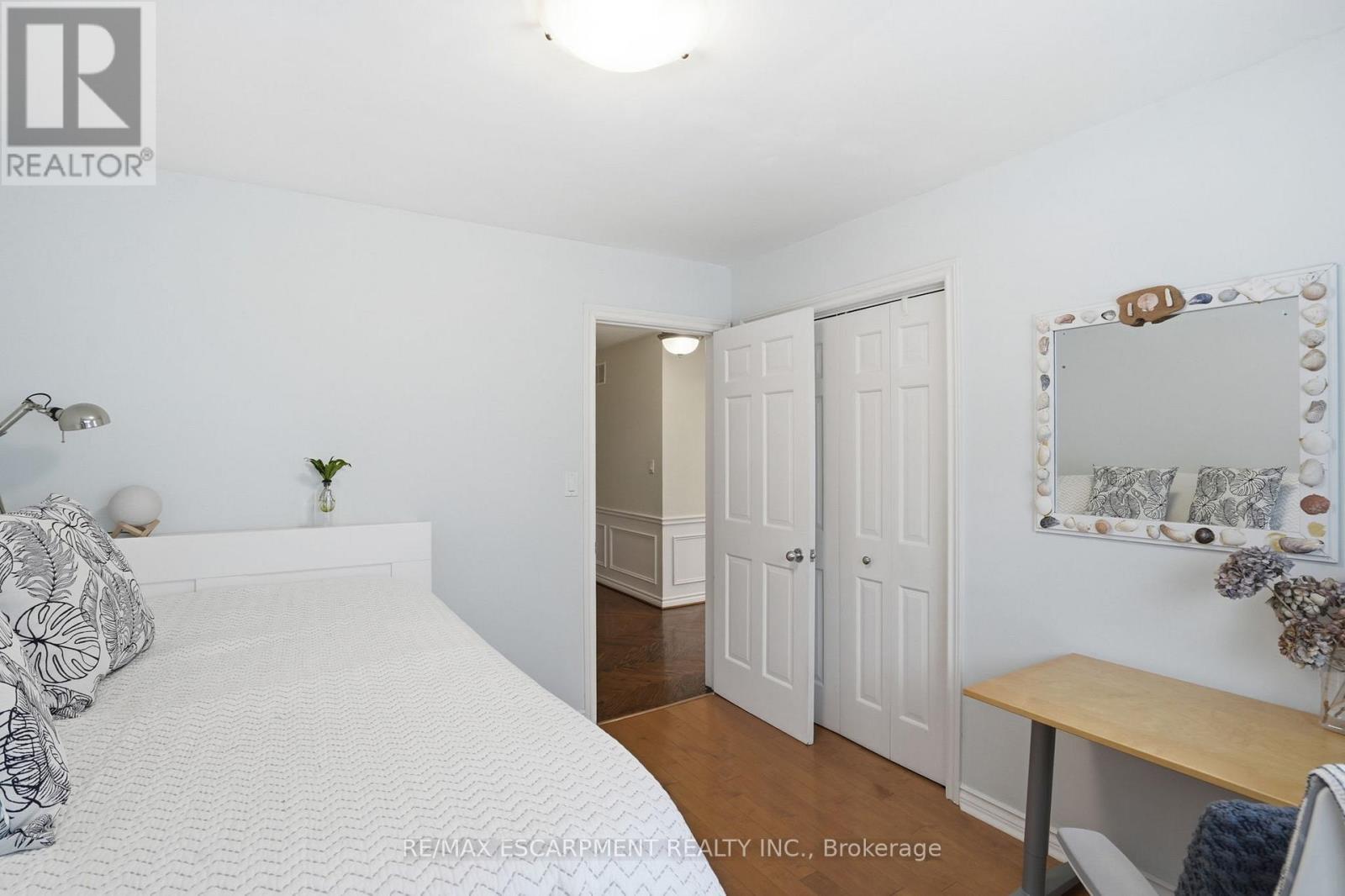 1995 Kerns Road, Burlington, ON - Indoor Photo Showing Bedroom