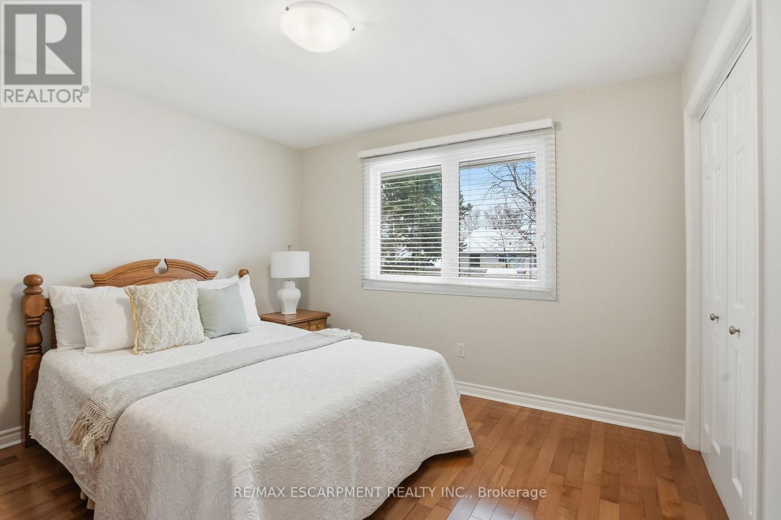 1995 Kerns Road, Burlington, ON - Indoor Photo Showing Bedroom