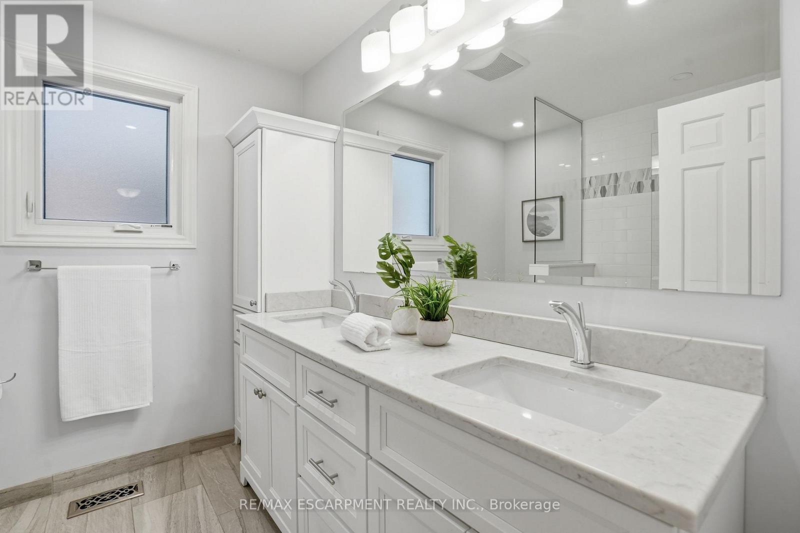 1995 Kerns Road, Burlington, ON - Indoor Photo Showing Bathroom