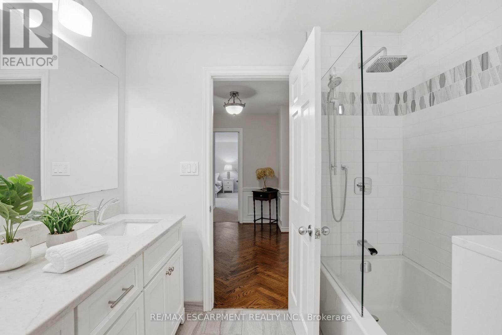1995 Kerns Road, Burlington, ON - Indoor Photo Showing Bathroom