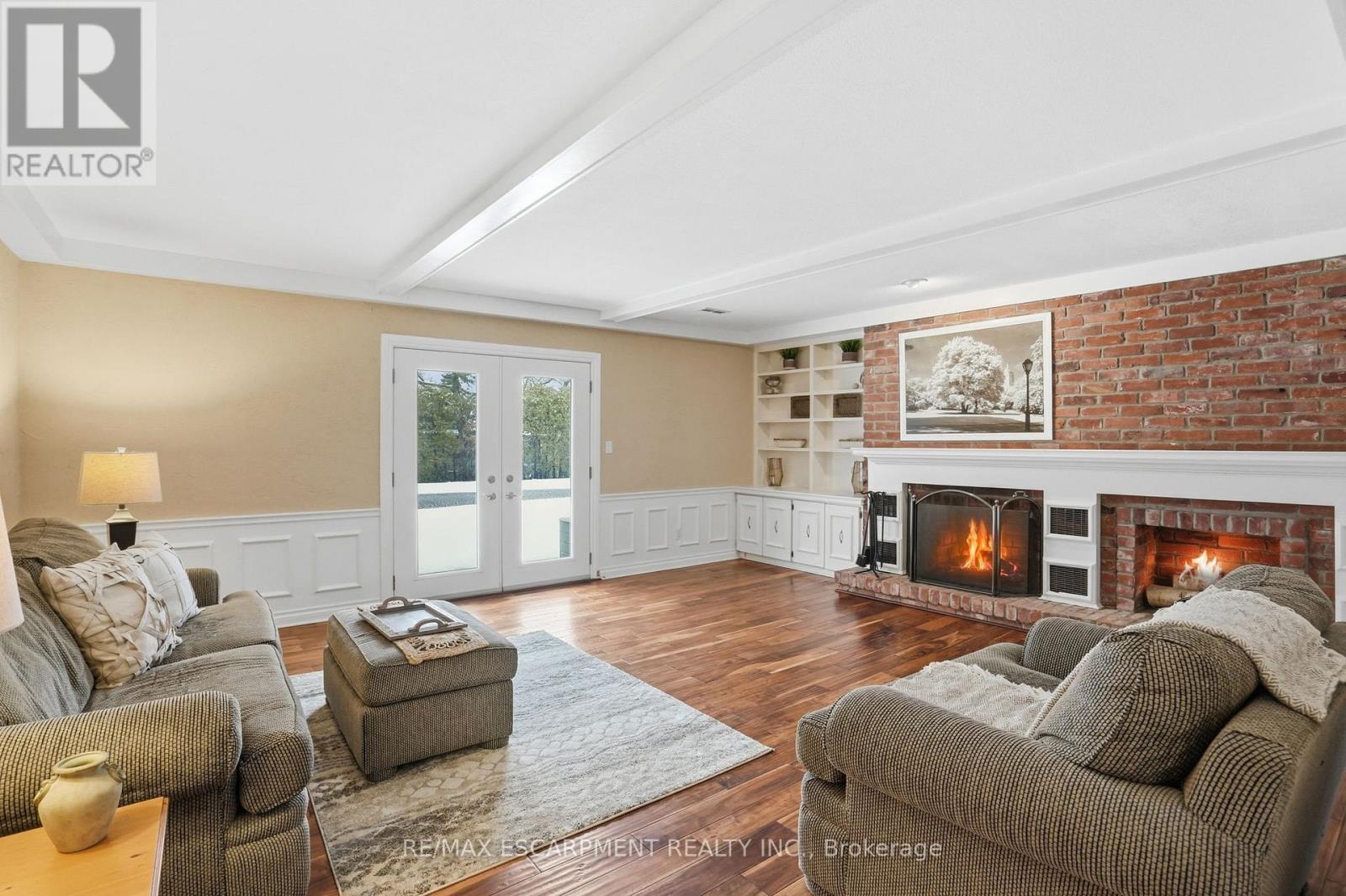 1995 Kerns Road, Burlington, ON - Indoor Photo Showing Living Room With Fireplace