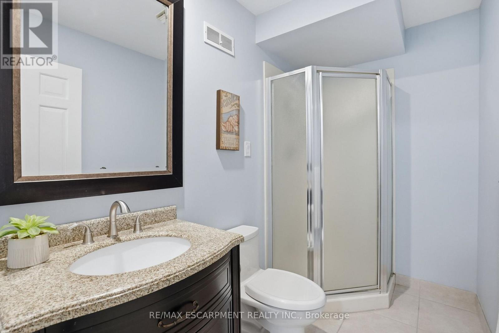 1995 Kerns Road, Burlington, ON - Indoor Photo Showing Bathroom