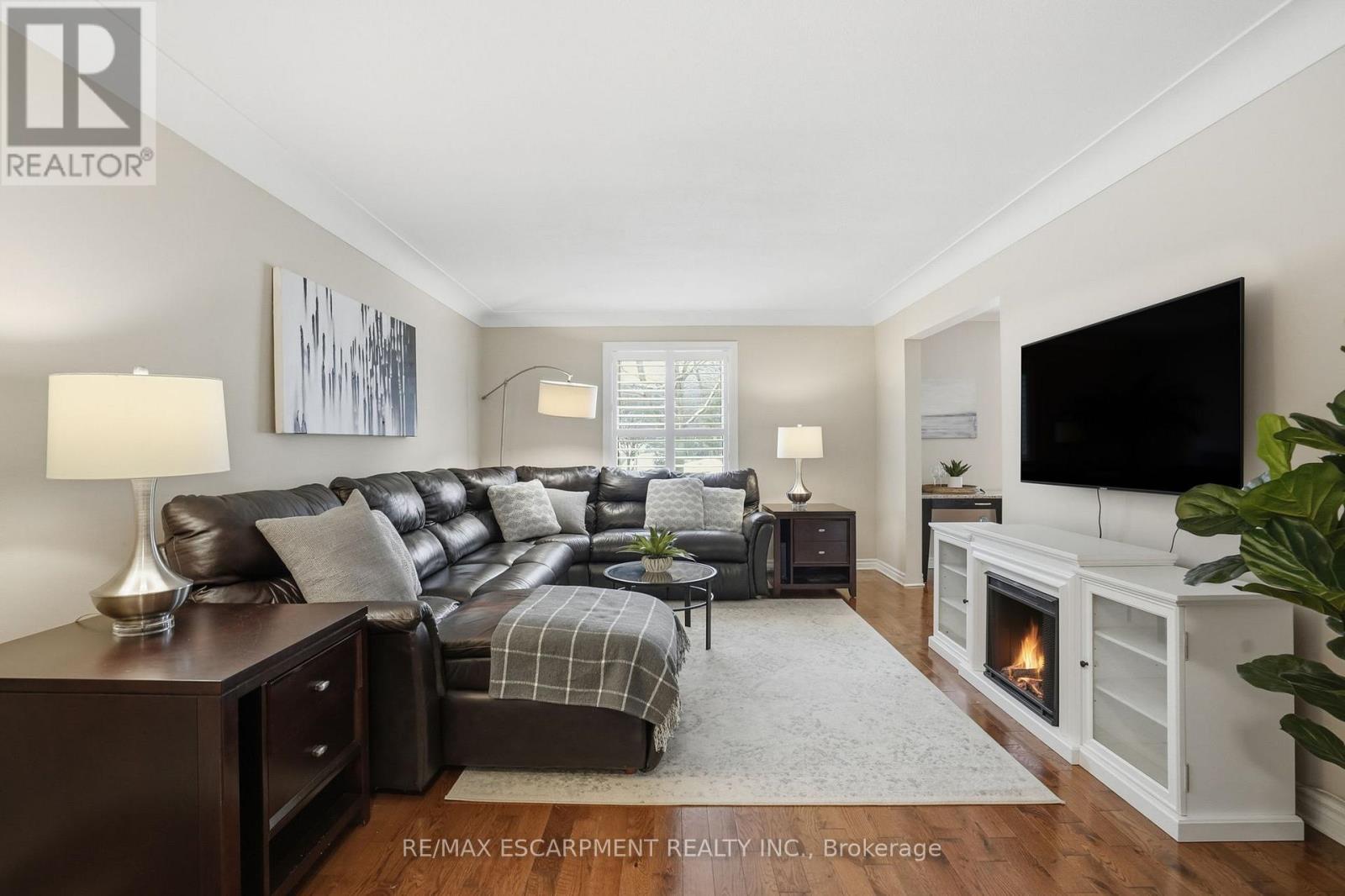1995 Kerns Road, Burlington, ON - Indoor Photo Showing Living Room With Fireplace