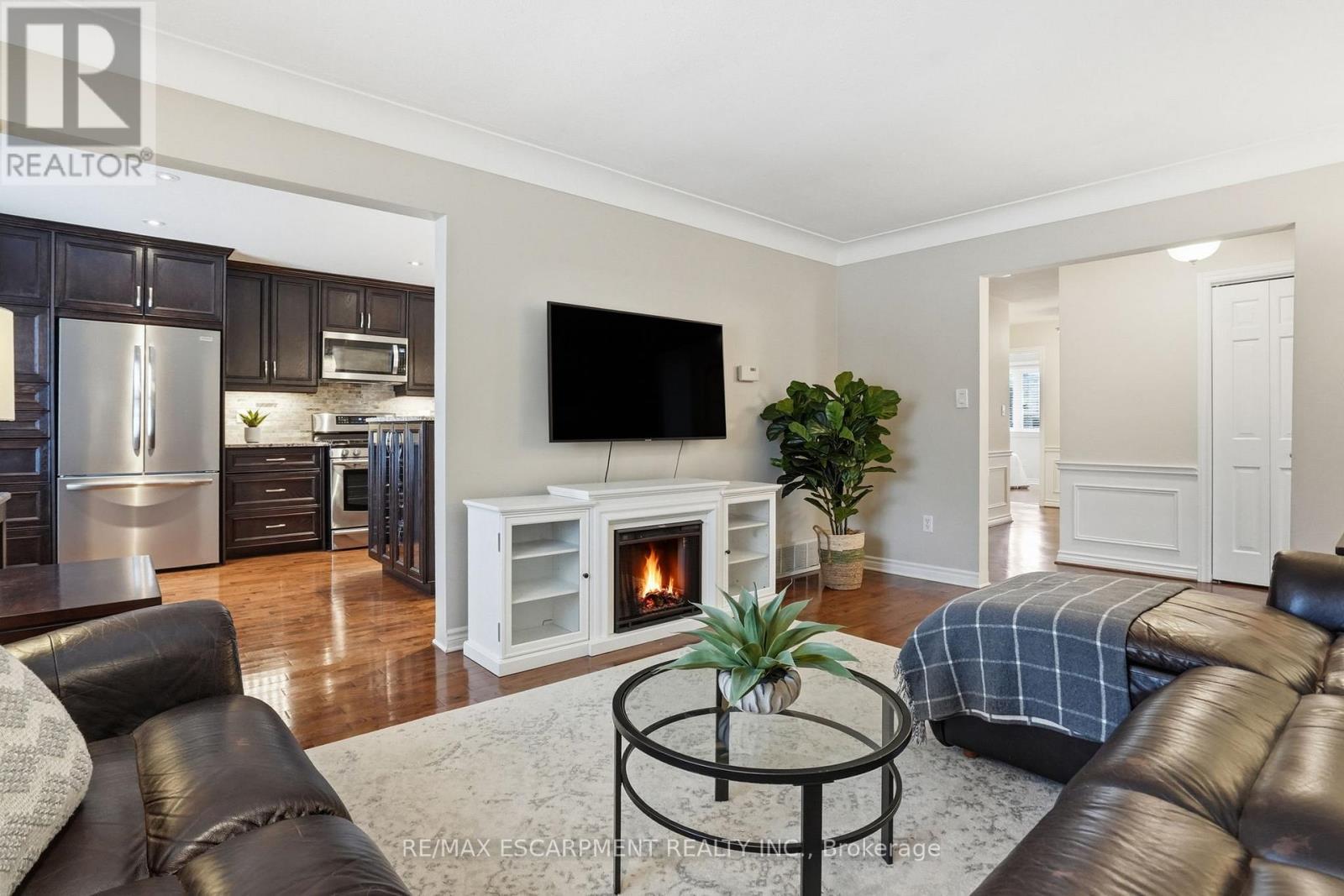 1995 Kerns Road, Burlington, ON - Indoor Photo Showing Living Room With Fireplace